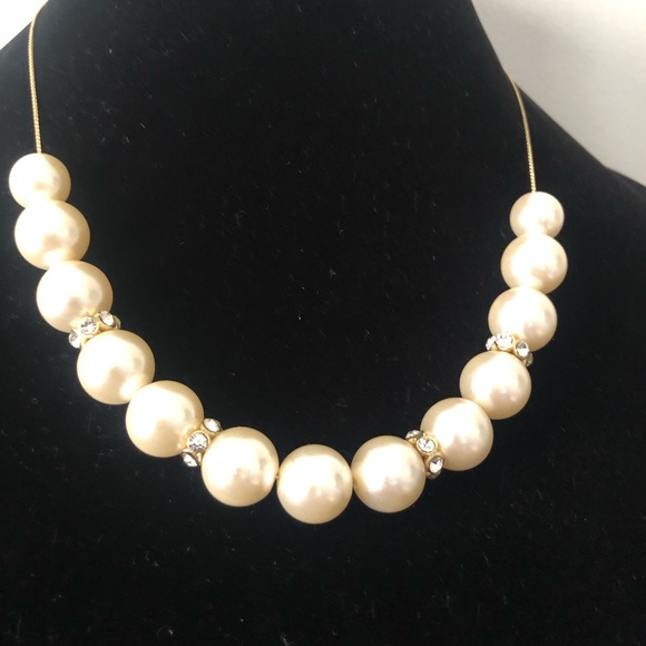 Jewelry - Faux Pearl fashion necklace gold tone chain . Jewellery
